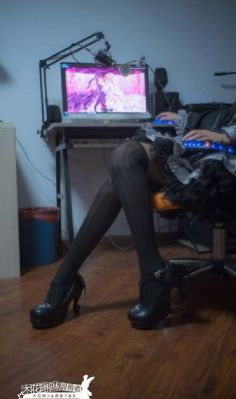 女室友自愿成为我的脚奴