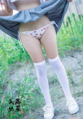 我脱了老师内衣摸她胸的视频软件